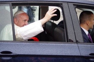 papież franciszek pozdrawia wiernych